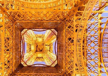 برج إيفل يغير لونه البني ويستبدله بالأحمر!