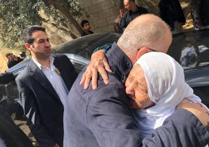 رئيس الوزراء يُلبّي دعوة سيدة من عنبتا