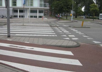 رضيع يقطع الشارع زحفاً ويفاجئ السيارات