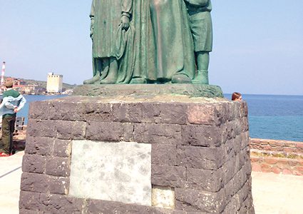 تماثيل عالمية تنطق بعاطفة الأمومة