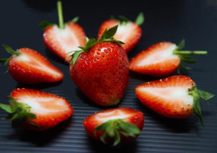 قائمة بالأطعمة التي تساعد في تبييض الأسنان