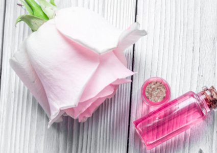 فوائد سحرية لزيت الورد في العناية بالبشرة والشعر