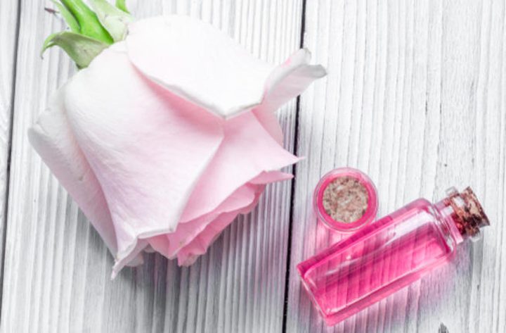 فوائد سحرية لزيت الورد في العناية بالبشرة والشعر