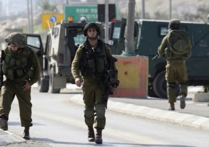 قوات الاحتلال تنصب حاجزاً على مدخل بلدة يطا جنوب الخليل