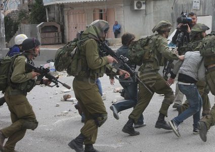 الاحتلال يعتقل شابين من دورا