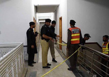 أصابها اكتئاب.. فخنقت صغارها الثلاثة حتى الموت