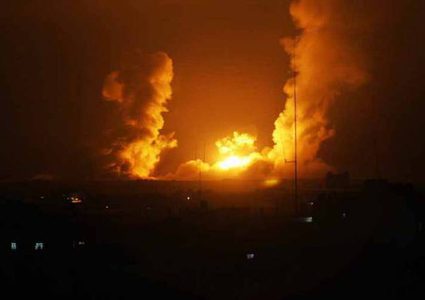 طيران الإحتلال الحربي يُغير على هدف في مدينة رفح جنوب القطاع بأربعة صواريخ