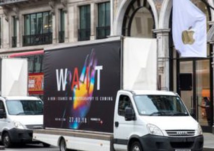 هواوي تضع شاحنات تروج لهواتفها الجديدة أمام متاجر سامسونج