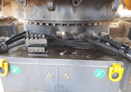 الإعلام العبري ينشر صوراً لـ "الحفَّار" الذي احترق على حدود غزة ويصف الحدث بالخطير