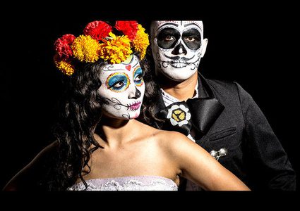 فيديو.. حفل زفاف بالأسود والزينة جماجم يثير الريبة