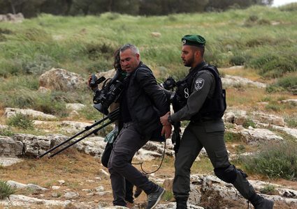 وزارة الإعلام تدعو لإطلاق سراح الصحافي عبد الحق