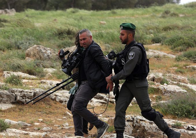 وزارة الإعلام تدعو لإطلاق سراح الصحافي عبد الحق