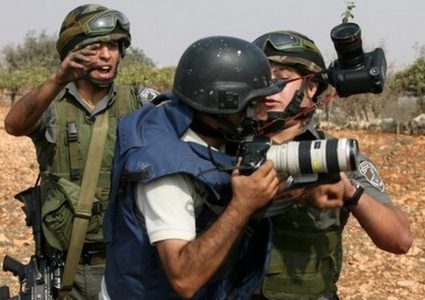 الاحتلال يواصل احتجاز الصحفي بكر عبد الحق