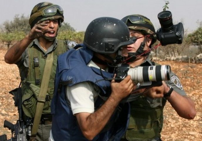 الاحتلال يواصل احتجاز الصحفي بكر عبد الحق