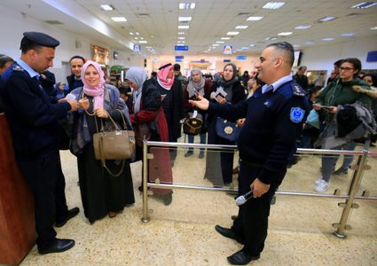 الشرطة: 35 ألف مسافر تنقلوا عبر معبر الكرامة