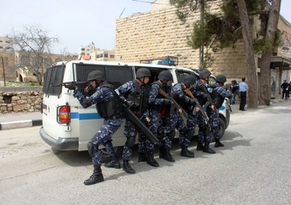 الشرطة تقبض على شخص متلبس بتعاطي المخدرات في الخليل