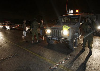 قوات الاحتلال تغلق حاجز حوارة جنوب نابلس وتشرع بتفتيش مركبات المواطنين