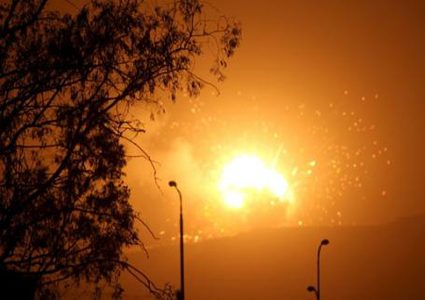 احتراق آلة تجريف لقوات الاحتلال شرق دير البلح