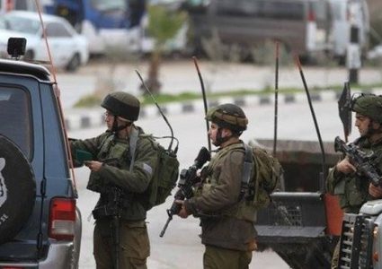 الاحتلال يحتجز مصور ومراسل تلفزيون فلسطين وفتاة من قرية التوانة جنوب الخليل