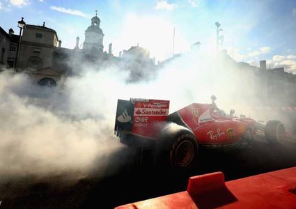 استراتيجية فيراري تتوج فيتل بأول سباقات الموسم