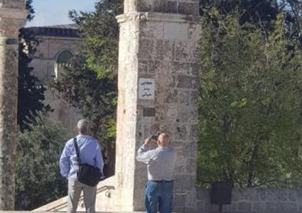 رئيس الشاباك السابق ورجل آثار و77 مستوطناً اقتحموا الأقصى