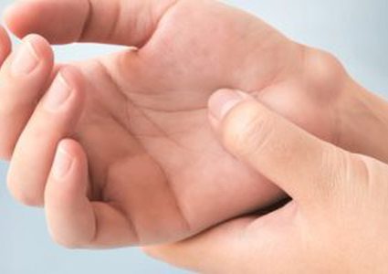 ما هي أسباب تكون الكيس الدهني في اليد ؟