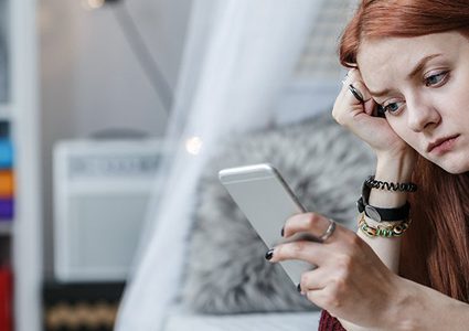 استخدام الفتيات لمواقع التواصل الاجتماعي في سن مبكر أمر مقلق لهذا السبب