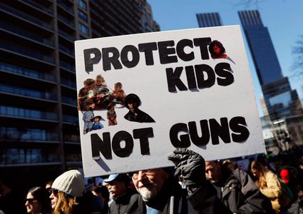 الطلبة الأمريكيون يستعينون بـ"الحجارة" لحماية أنفسهم من الإرهاب