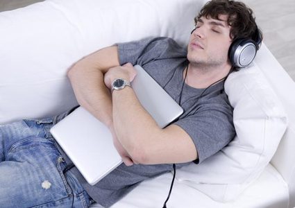 الاستماع إلى لغة أجنبية أثناء النوم يساعد على تعلمها