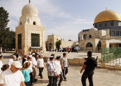 انتهاك اسرائيلي خطير.. السماح لليهود بالصلاة على أبواب الأقصى