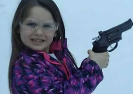 أمريكي يشتري لابنته مسدساً للدفاع عن نفسها!