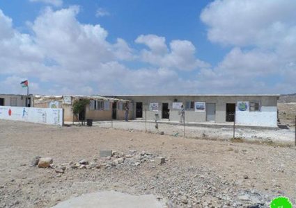 "مقاومة الجدار" تزود مدارس مسافر يطا بمولدات طاقة كهربائية