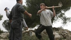 مستوطنون يعتدون على مواطن في حوارة