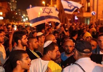 المستوطنون يقتحمون مبنى جديد بحراسة من قوات الاحتلال في الخليل