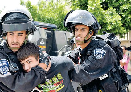 4 أسرى قاصرين في "عوفر" يسردون تفاصيل اعتداء جنود الاحتلال عليهم