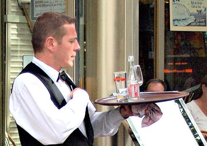 نادل يبرر سلوكه الفظ مع زملائه بعد فصله من العمل بالمهنية