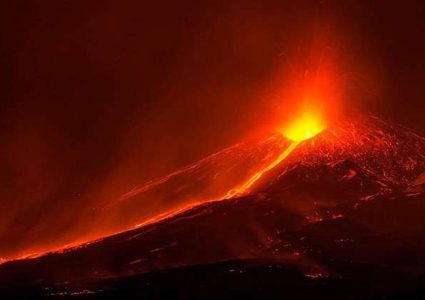 "انهيار" أكبر بركان في أوروبا باتجاه البحر