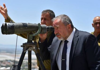 ليبرمان على حدود غزة: "نخشى استفزاز قواتنا وتوتير الأوضاع"