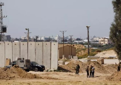 الاحتلال يزعم اعتقال 3 شبان اجتازوا الحدود مع غزة