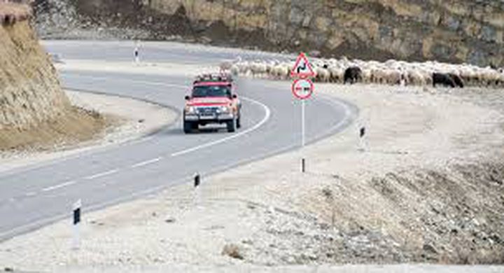 رجل يشق طريق بطول 8كم حتى يتمكن أبناؤه من زيارته!