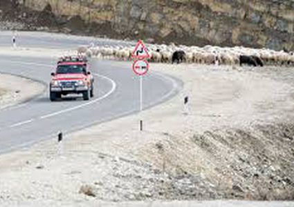 رجل يشق طريق بطول 8كم حتى يتمكن أبناؤه من زيارته!