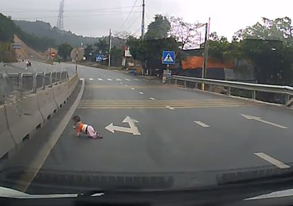 رضيع يحبو وسط شارع مزدحم بالسيارات!