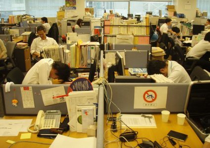 "كاروشي" تهدد حياة الموظفين في اليابان