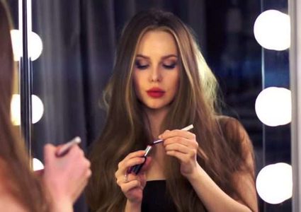 دليلك في اختيار إضاءة لتطبيق مكياج لا تشوبه شائبة