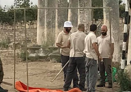 الاحتلال يزيل لوحات ارشادية في الموقع الأثري في سبسطية