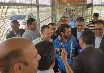 قوات الاحتلال تفرج عن "رمزي أبو عنزة" مدير في شركة "جوال"