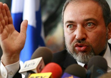 ليبرمان يُهدّد: سنصدر قرار لاقتطاع رواتب الأسرى من أموال العائدات الفلسطينية