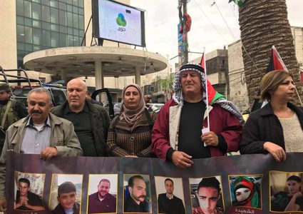 بالصور.. وقفة في نابلس تطالب باسترداد جثامين الشهداء المحتجزة
