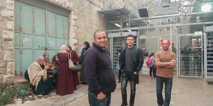 الاحتلال يمنع معلمي مدرسة قرطبة بالخليل من عبور حاجز شارع الشهداء