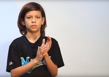 طفل يدخل "غينيس"بأكثر من ألف تصفيقة!